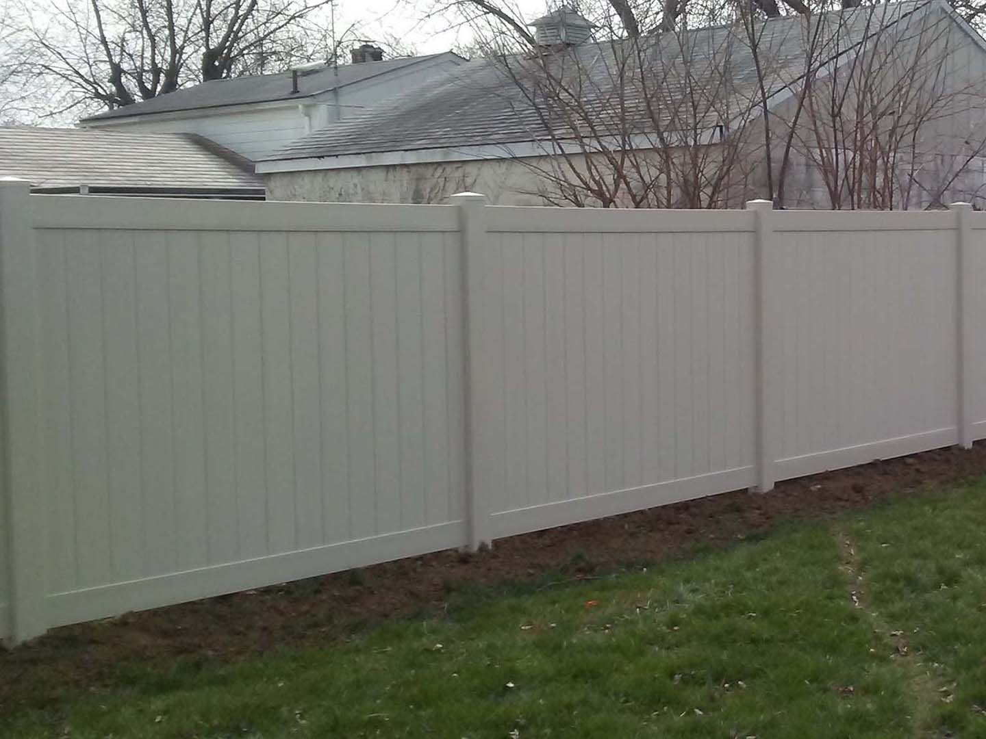 Commercial Point Ohio vinyl privacy fencing